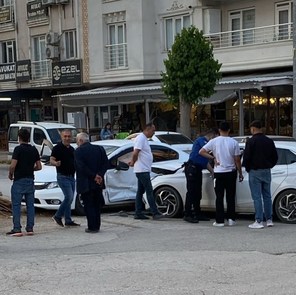 Adıyaman'da İki Otomobil Çarpıştı