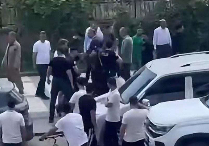 Cizre'de Akraba Kavgası: 8 Yaralı, 17 Gözaltı