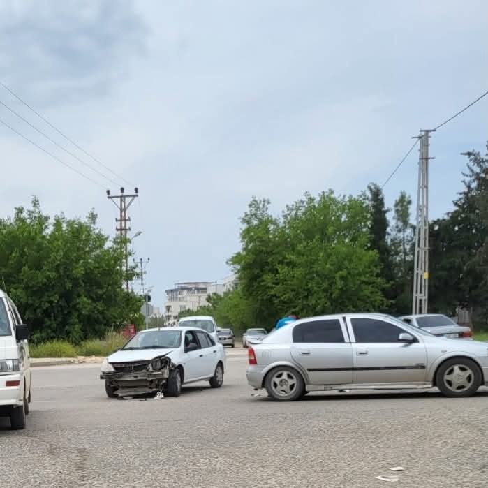Adıyaman'da İki Otomobil Çarpıştı