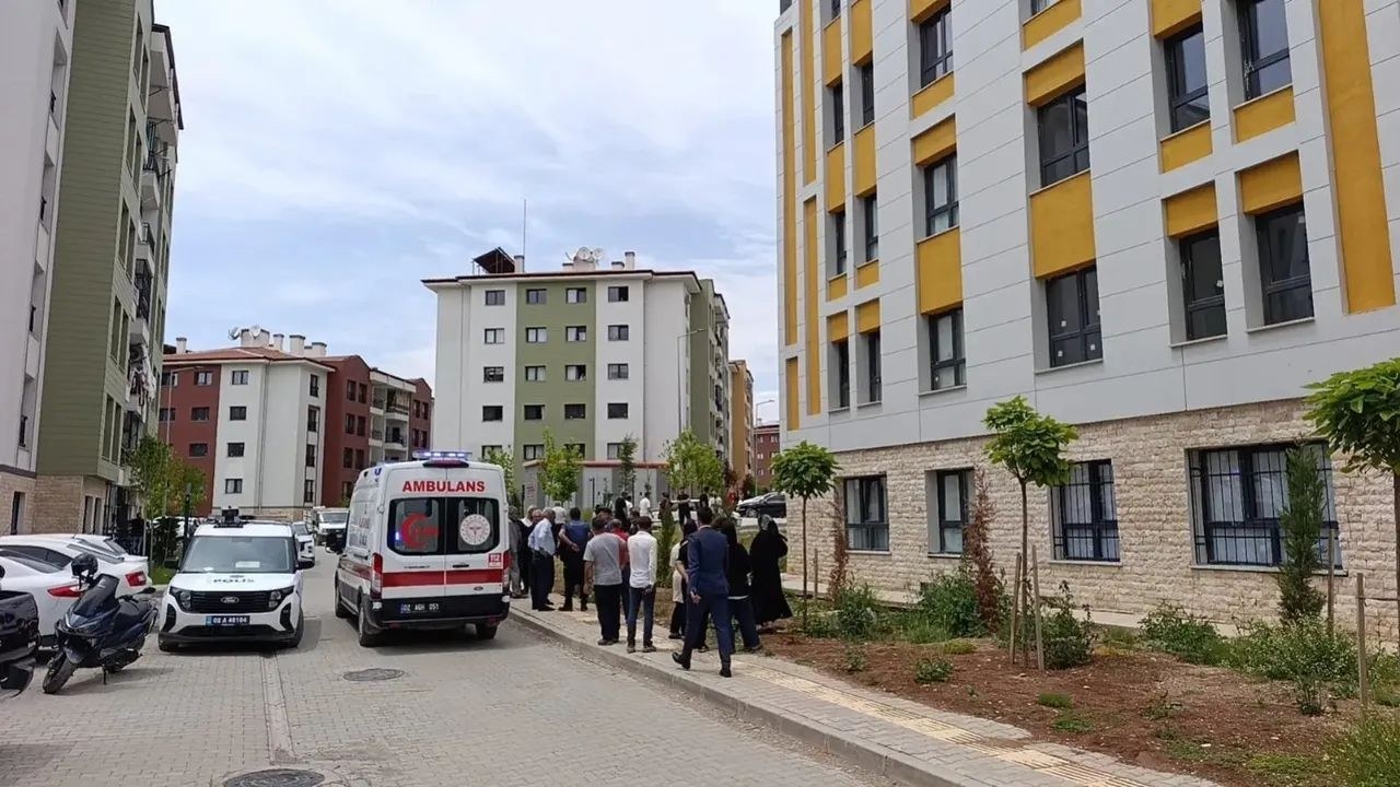 Adıyaman'da Bina Sakini Pencereden Düştü