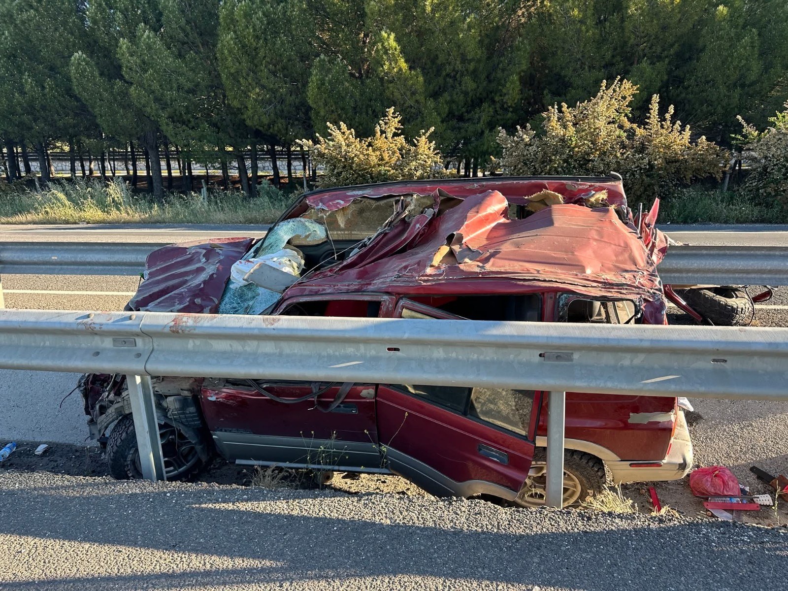 Uşak'ta Cip Refüje Çarptı: 1 Ölü, 2 Yaralı