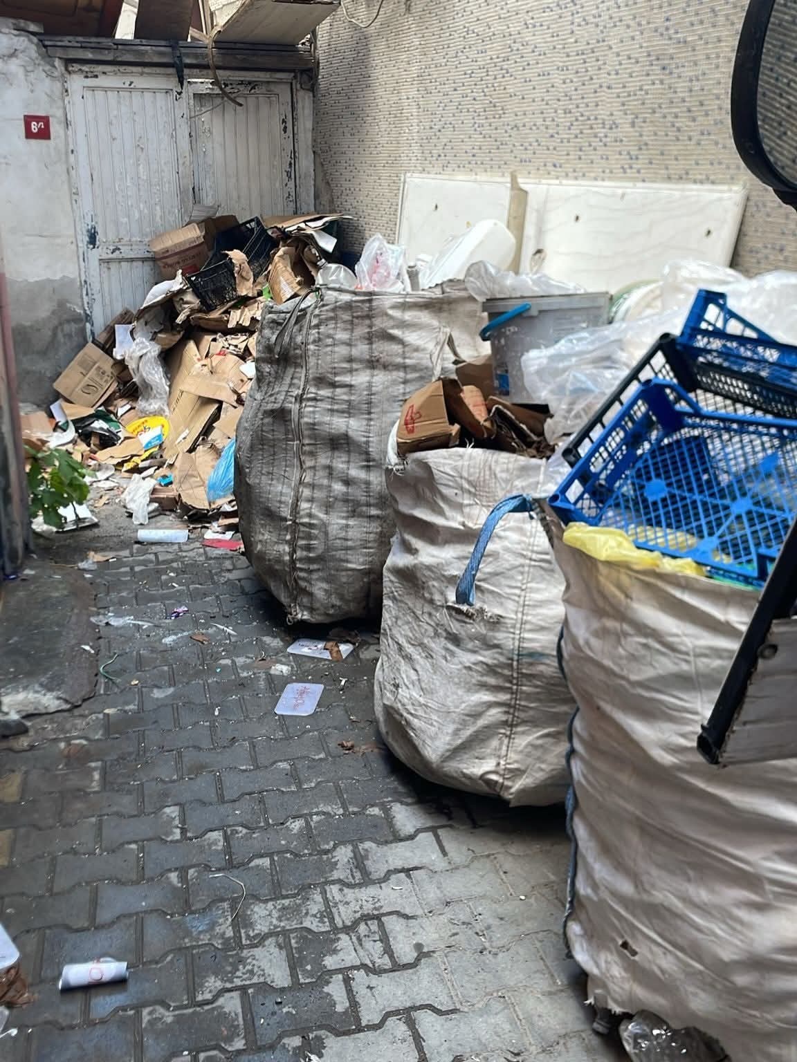 Adıyaman'da Bina Girişi Çöp Yığını Tepki Çekti