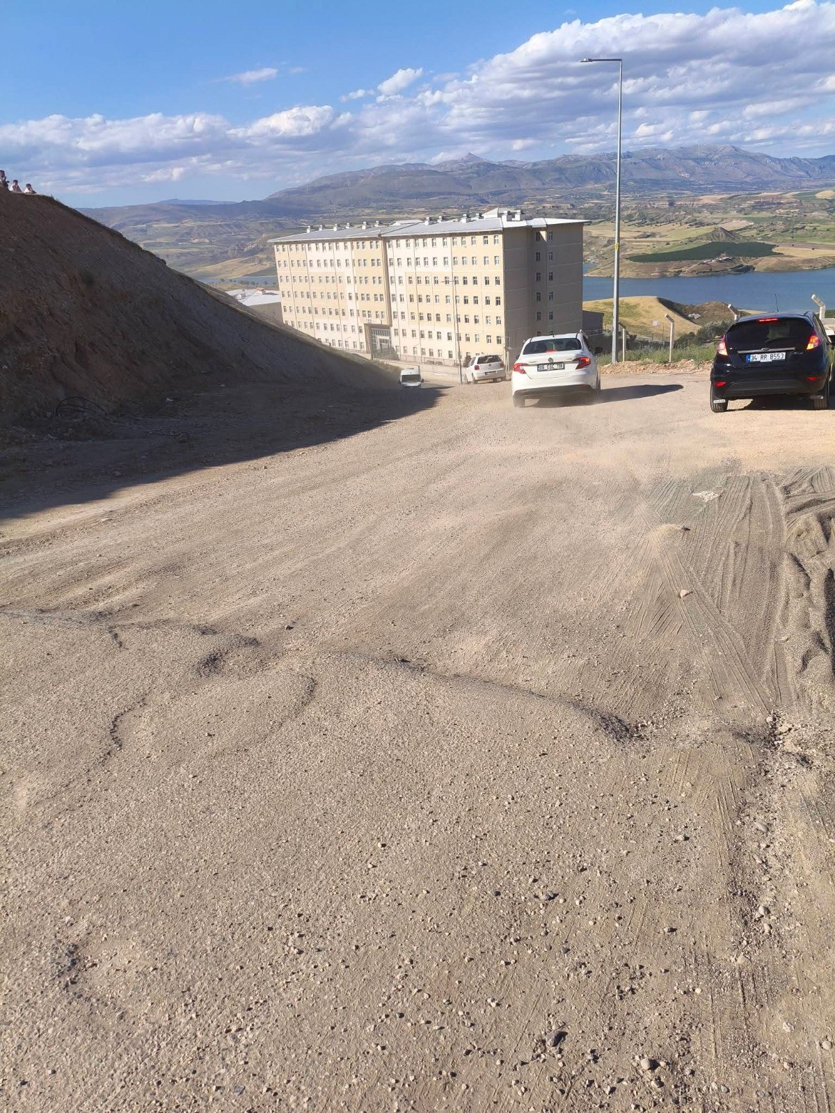 Kahta'da Millet Bahçesi ve KYK Yolu Çilesi