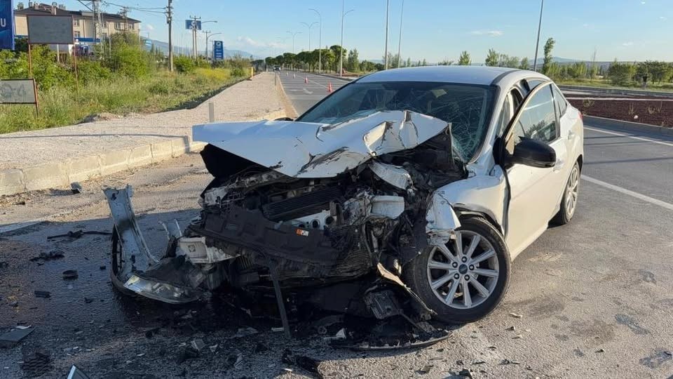 Afyonkarahisar'da Otomobil Tur Otobüsüne Çarptı