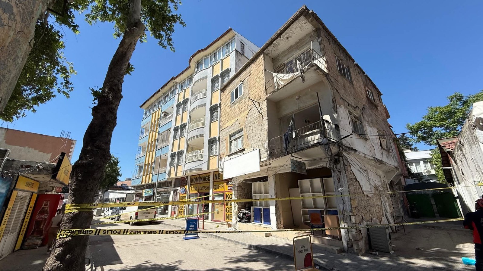 Adıyaman'da Ağır Hasarlı Bina Parçaları Yola Düştü