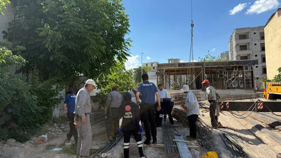 Adıyaman İnşaatta Demir Kolon Düştü İşçi Yaralandı