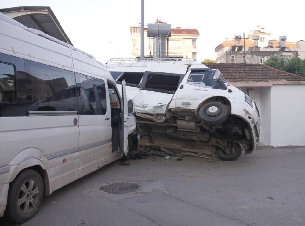 Antalya'da Tarım İşçisi Servisleri Çarpıştı: 5 Yaralı