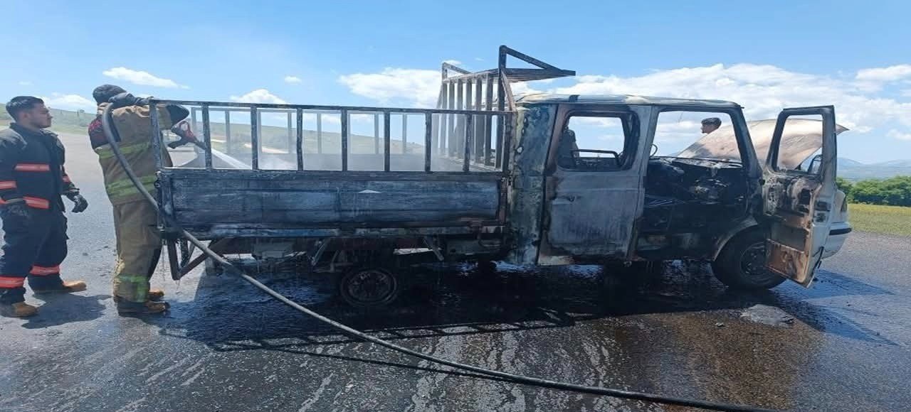 Adıyaman'da Yüklü Kamyonet Alevlere Teslim Oldu