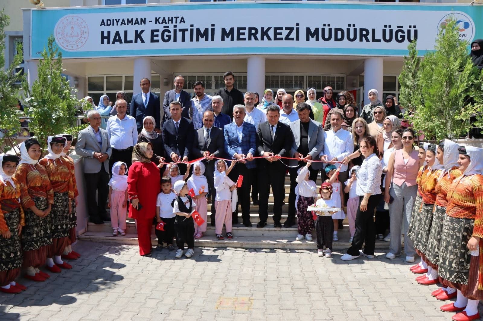 Kahta Halk Eğitim Merkezi'nde El Sanatları Kursiyerleri Ürünlerini Sergiledi