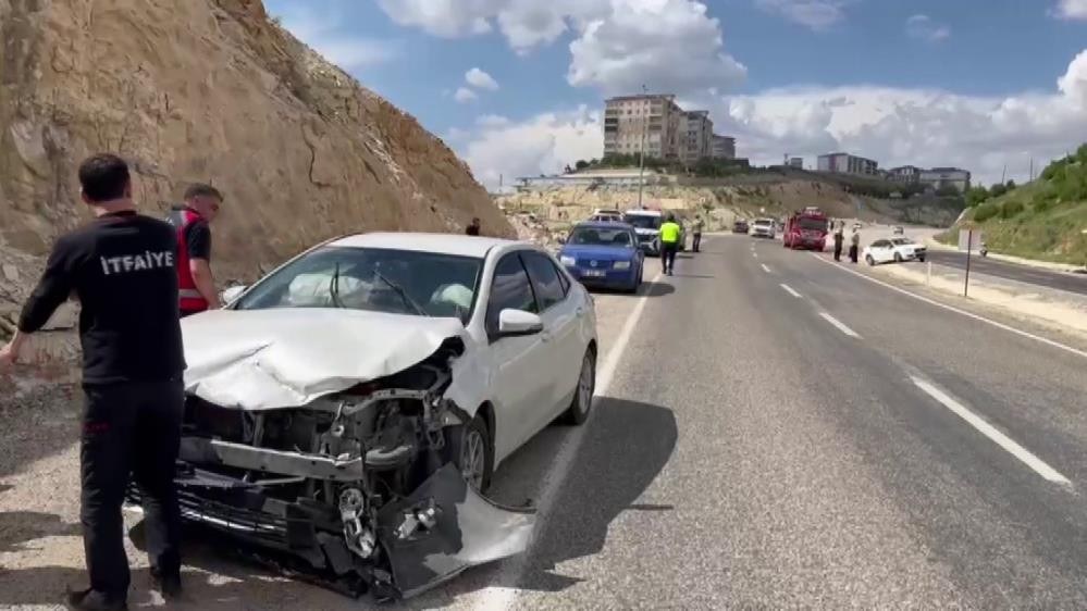 Besni'de Trafik Kazası: 2 Yaralı