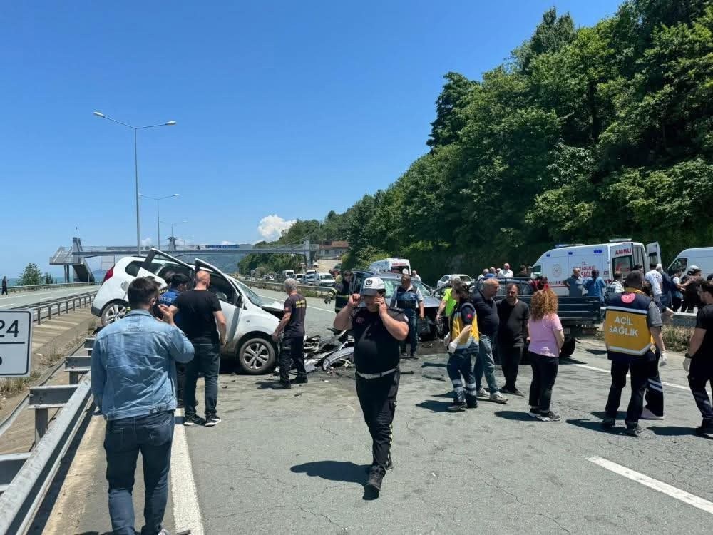 Ters Yönden Giden Araç Kaza Yaptı: 2 Ölü, 3 Yaralı