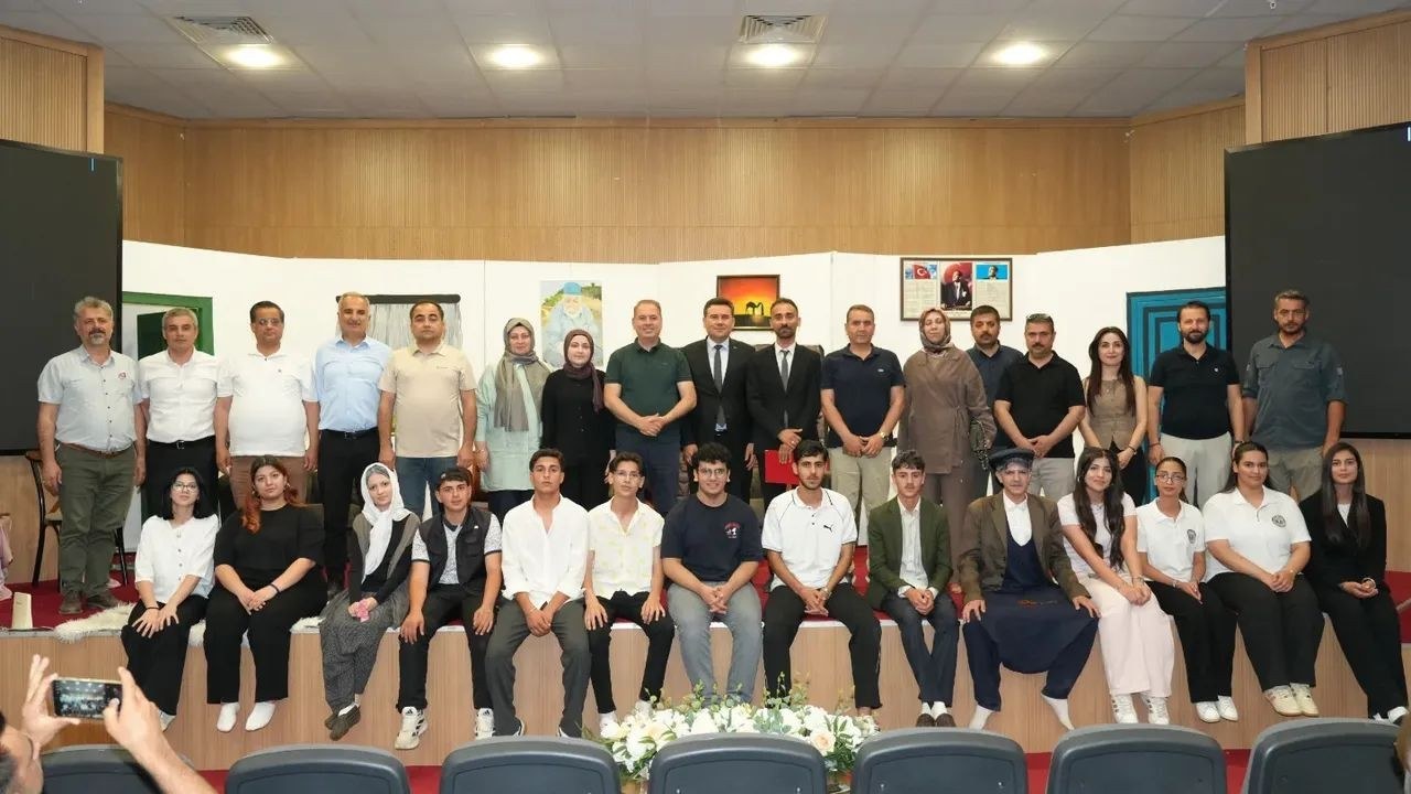 Kahta Mesut Ekni Anadolu Lisesi Öğrencilerinden Dijital Bağımlılığa Dikkat Çeken Oyun