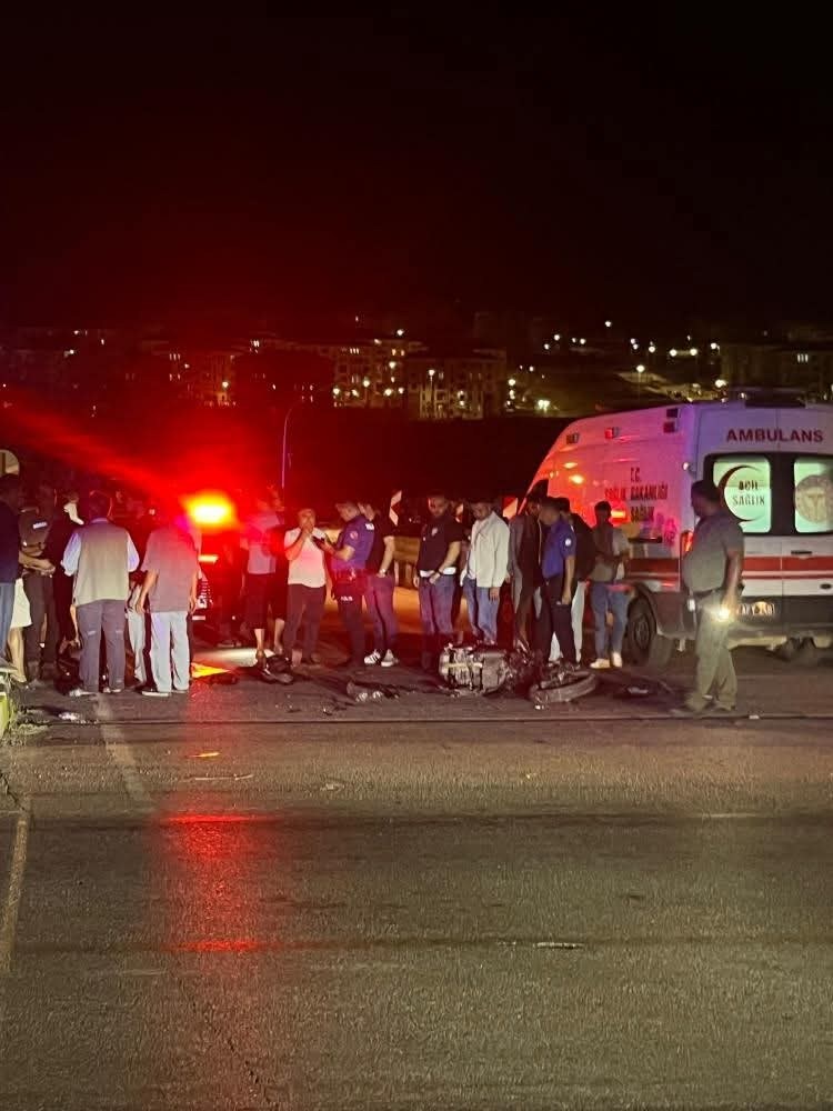 Otomobil İle Motosiklet Çarpıştı: 1 Ölü, 1 Ağır Yaralı