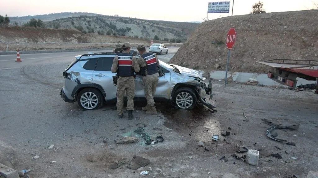 Aday Sürücü Ağaca Çarptı Yaralılar Var