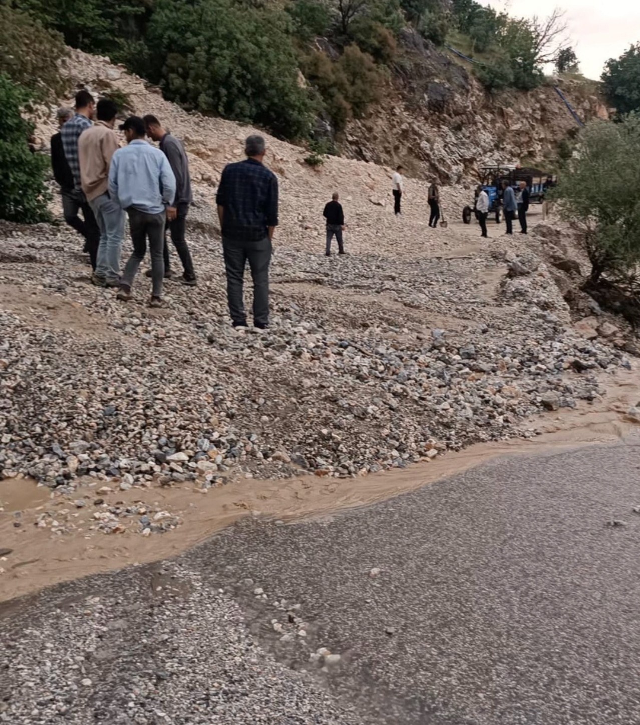 Şiddetli Yağış Recep Grup Yolunu Kapattı