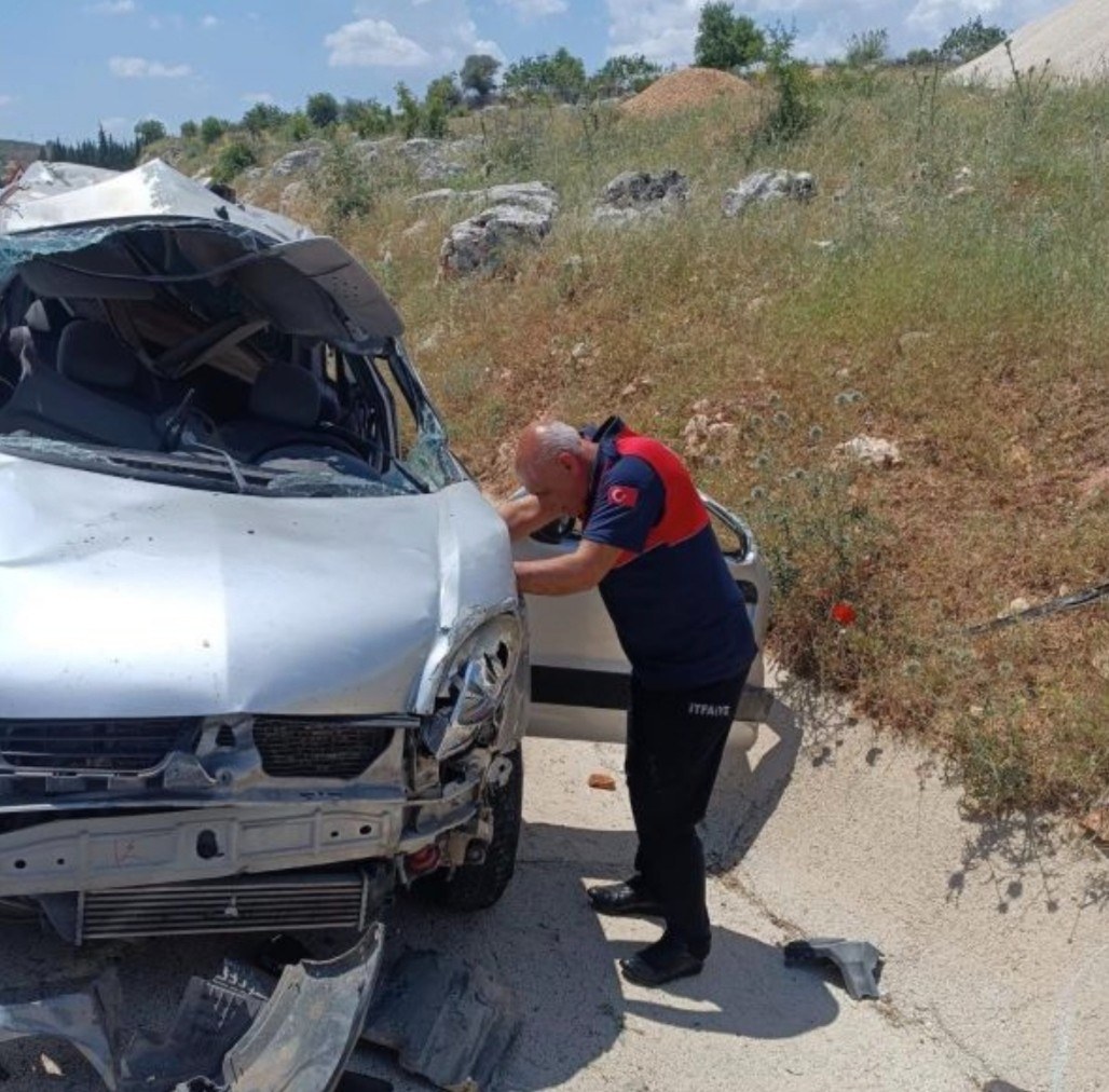 Besni'de Hafif Ticari Araç Takla Attı: Bir Kişi Hayatını Kaybetti