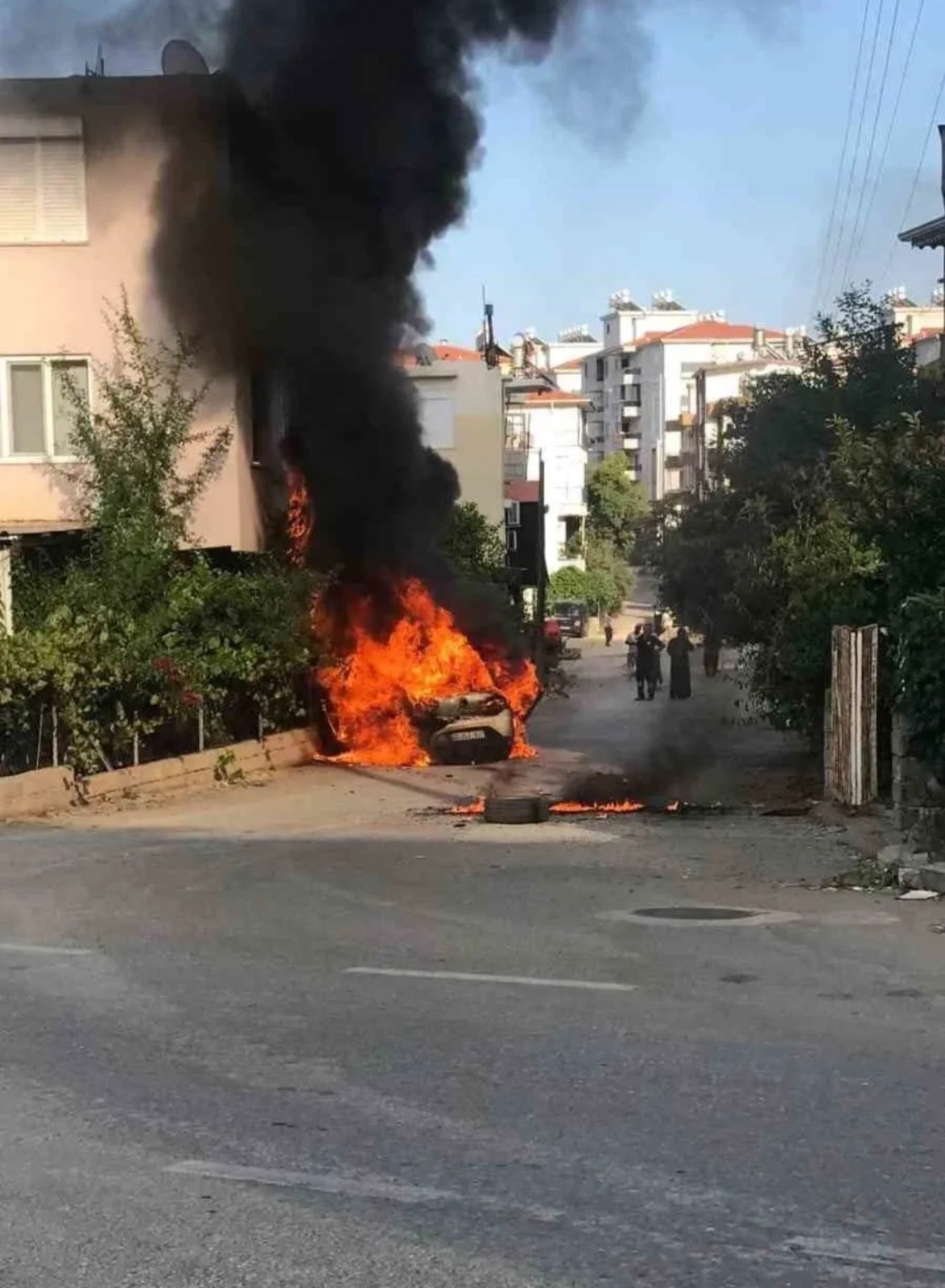 Seyir Halindeki Otomobil Alev Aldı. Duvara Çarparak Duran Araçtan Yaralı Şoförü Vatandaşlar Kurtardı
