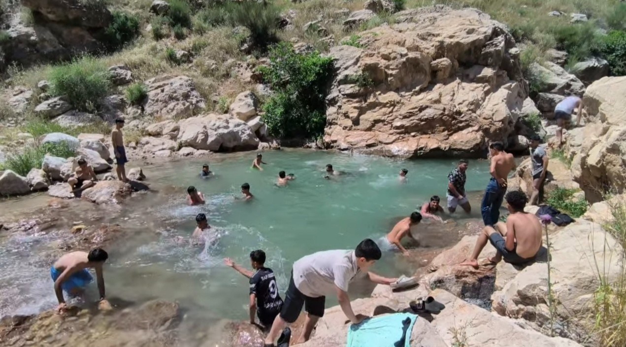 Kahta Narince'de Çocuklar Doğal Havuzlarda Serinliyor