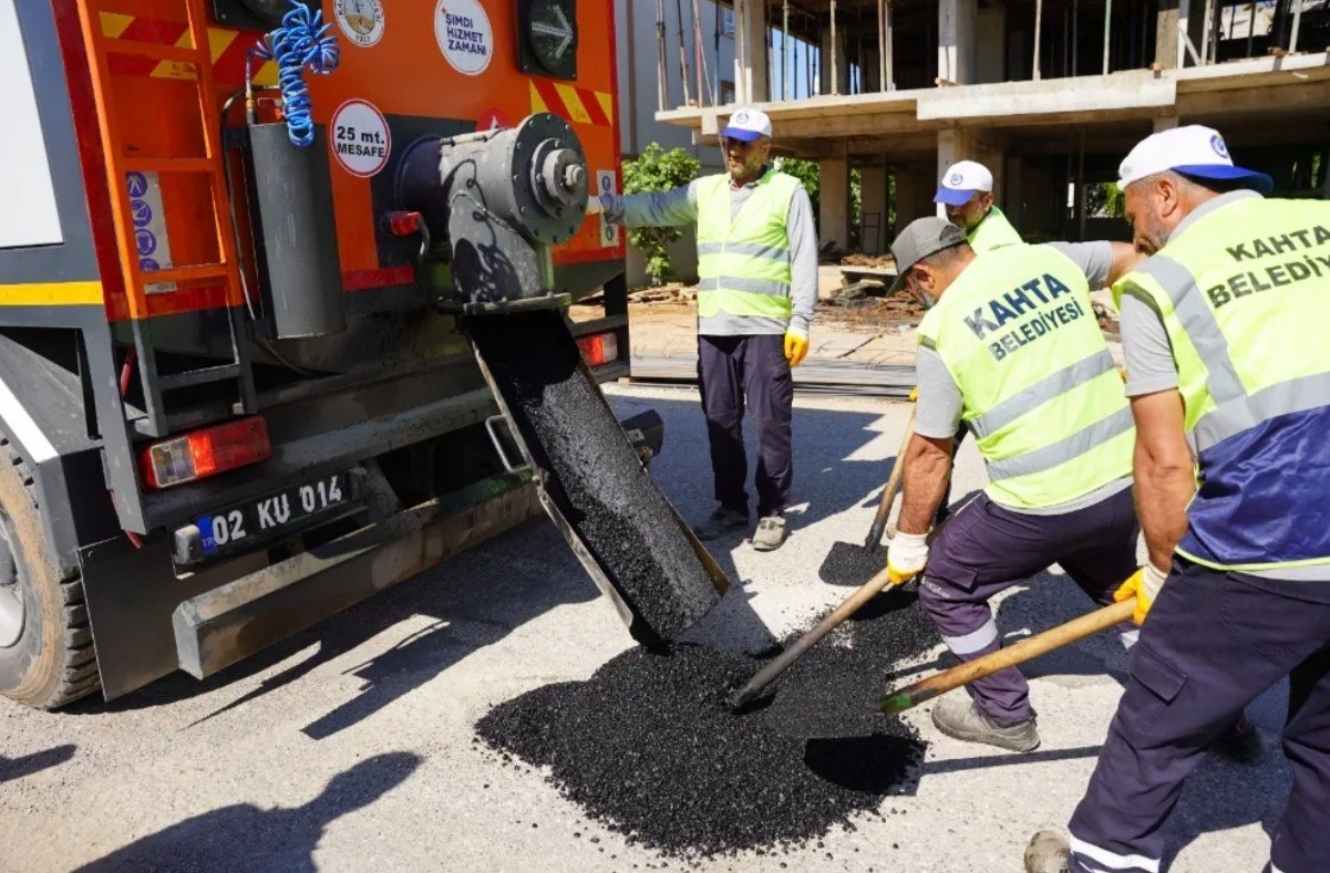 Kahta Belediyesi Teknolojik Robot İle  Yol Yapımına Başladı