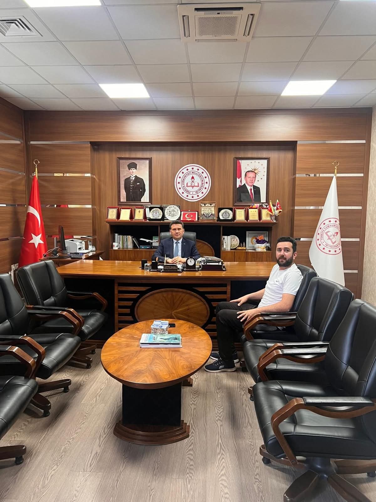 Kick Boks Antrenörü Gültekin Kahta İlçe Milli Eğitim Müdürü Lütfü Başlı'yı   Ziyaret Etti