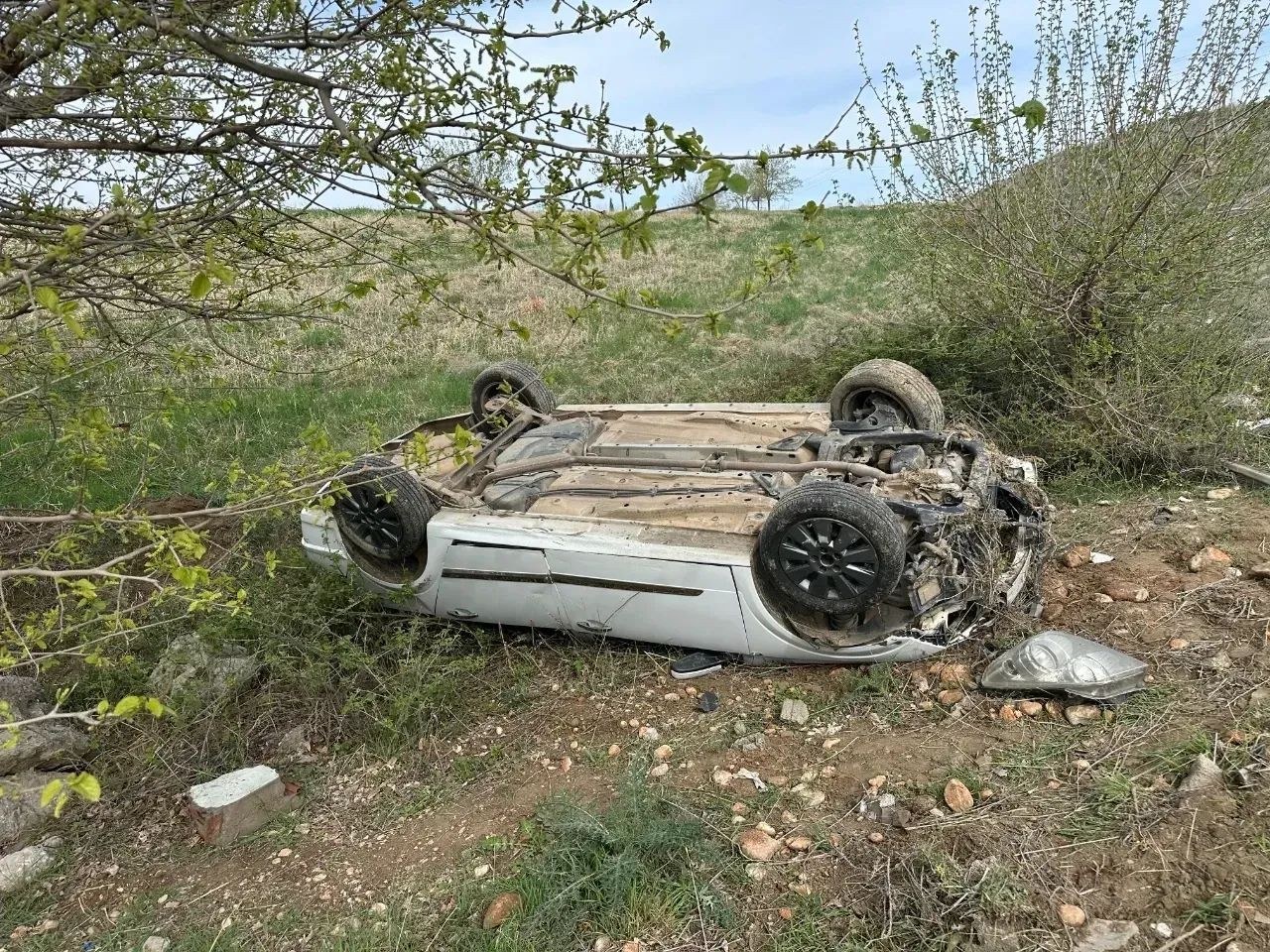 Adıyaman'da Trafik Kazası: Otomobil Şarampole Devrildi