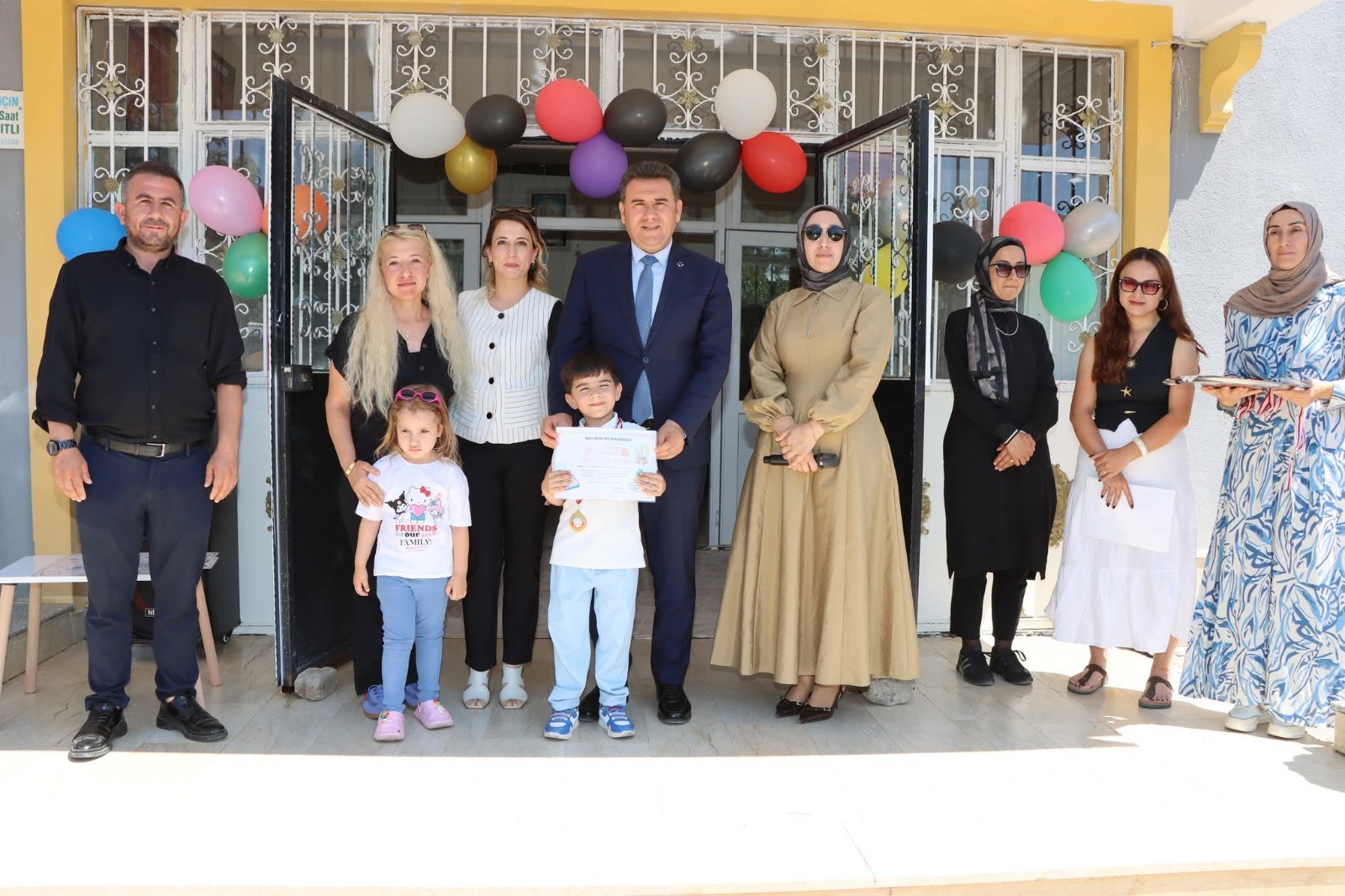 Kahta İlçe Milli Eğitim  Müdürü Başli Anaokulu Öğrencilerine Ödül ve Katılım Belgesi Verdi