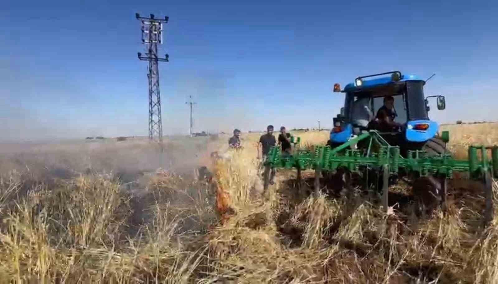Şanlıurfa'da Elektrik Tellerinden Çıkan Yangın Arpa Tarlasını Kül Etti