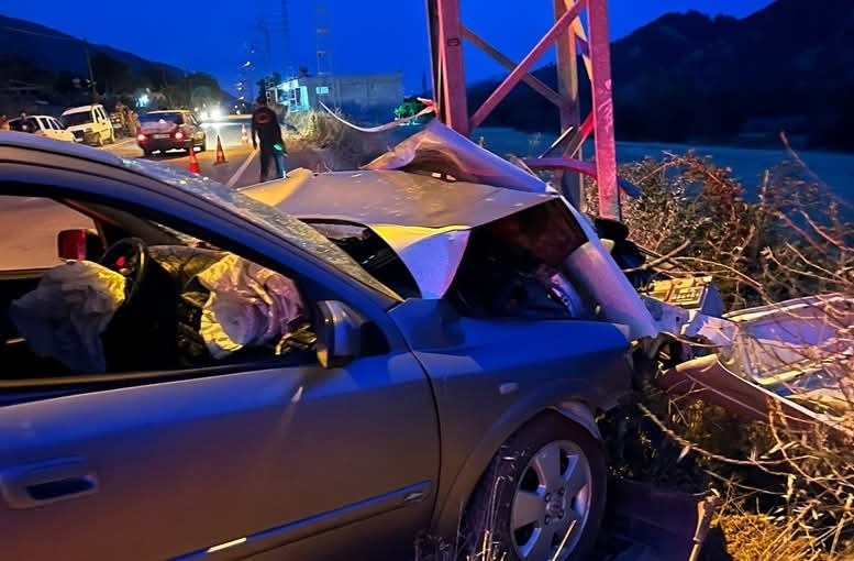Kahramanmaraş'ta İki Otomobil Kafa Kafaya Çarpıştı