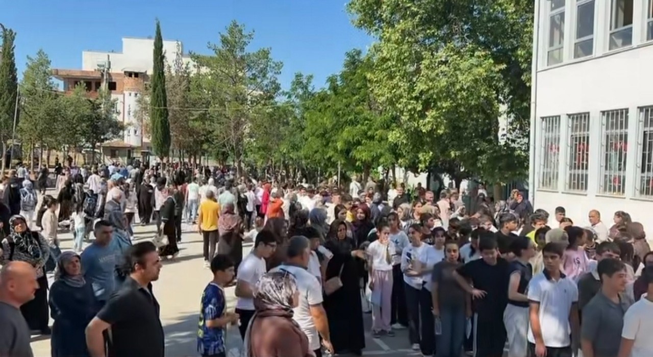 Kahta'da LGS Sınavı Tamamlandı Veliler Rahat Bir Nefes Aldı