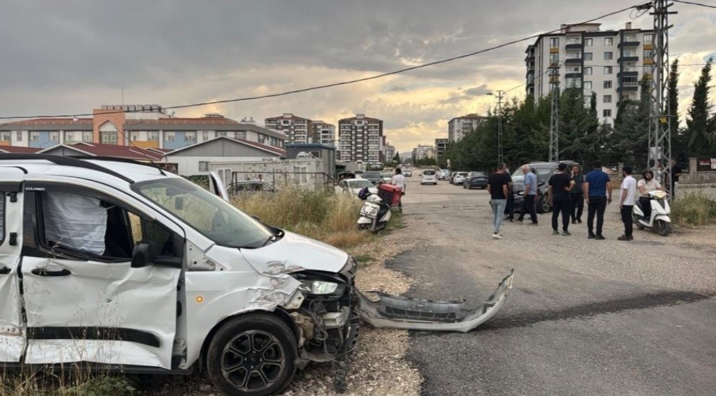 Adıyaman'da Trafik Kazası: İki Yaralı