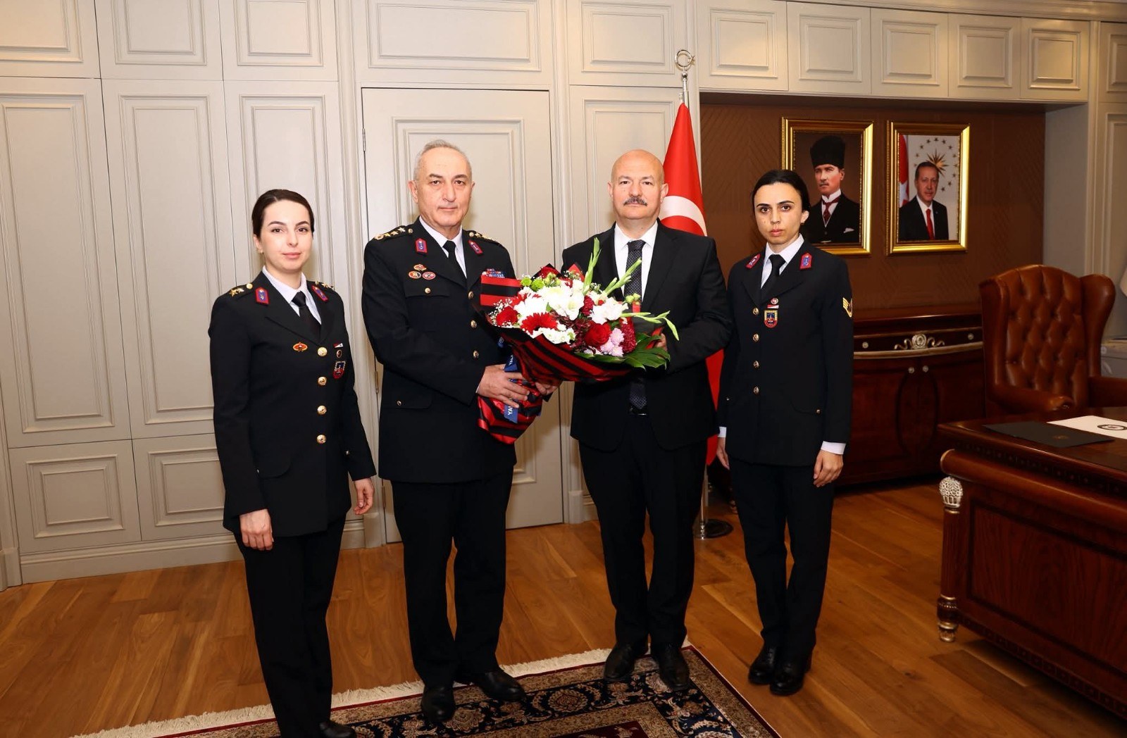 Vali Küçük Jandarma Teşkilatı'nı Kutladı