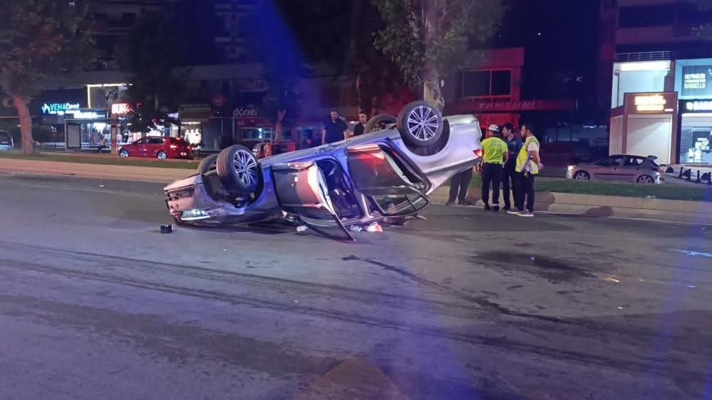 Kahramanmaraş'ta Makas Atarak Yarışan Araç Takla Attı: 5 Yaralı