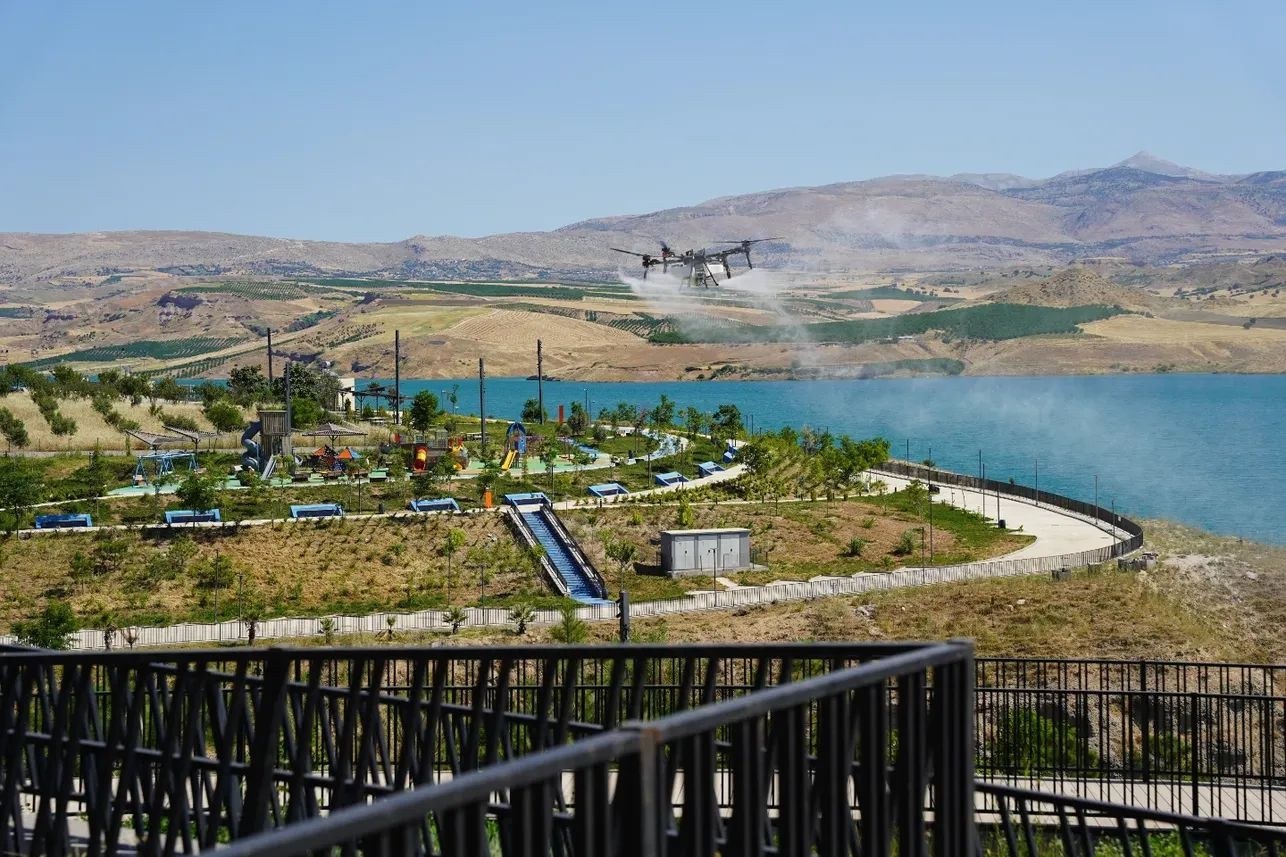 Kahta Belediyesi Drone ile İlaçlama Yapıyor