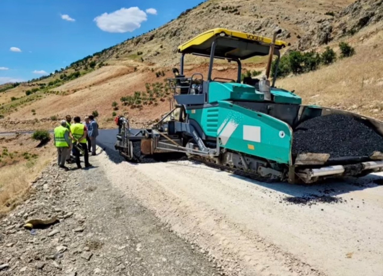 Tut Adıyaman Yolu Sıcak Asfalt Çalışmaları Sürüyor