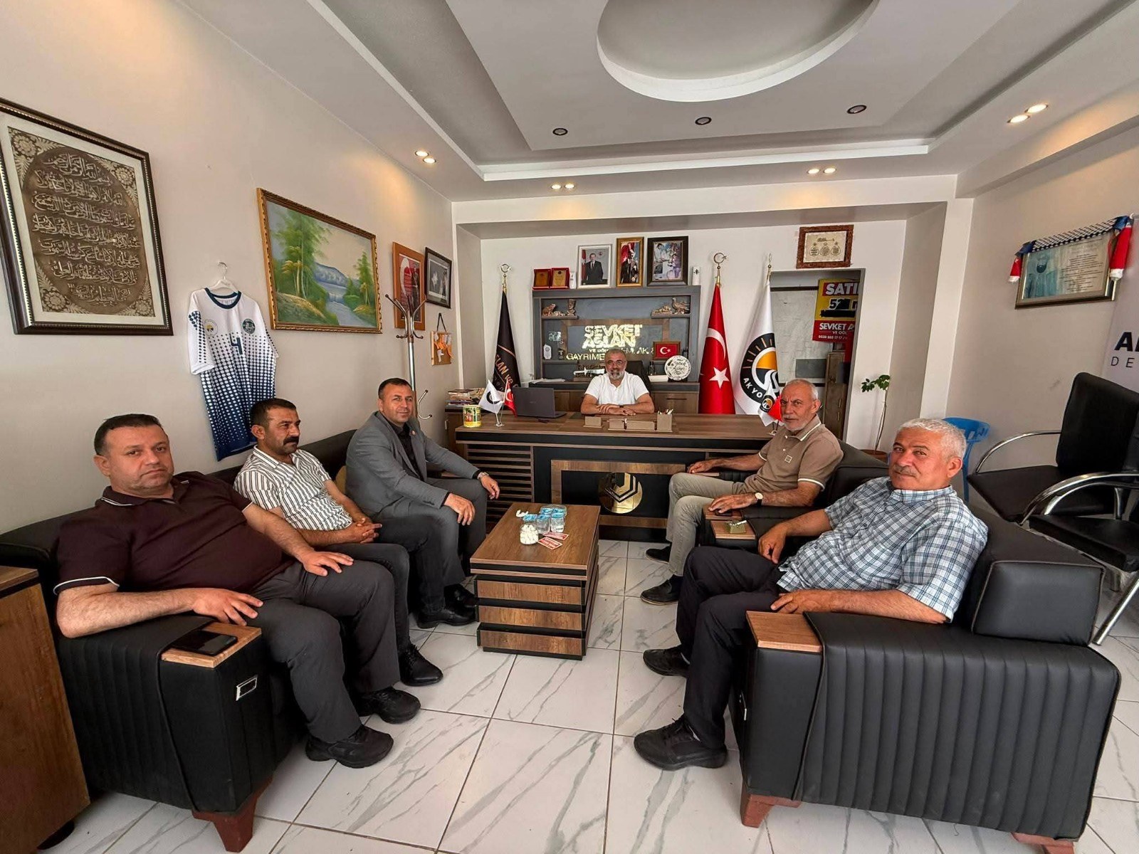 MHP Kahta İlçe Başkanı Çakmak ve Beraberindekiler Akyol Derneğini Ziyaret Etti
