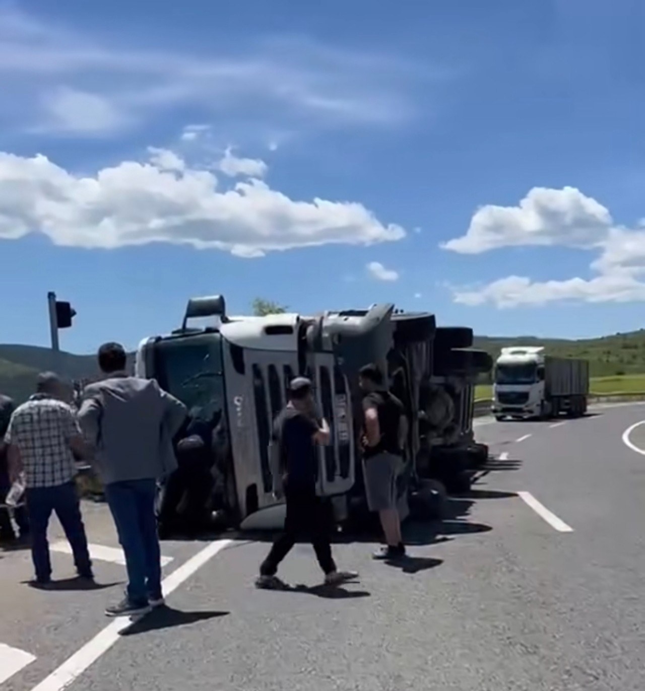 Eskipazar'da Hurda Yüklü Kamyon Devrildi