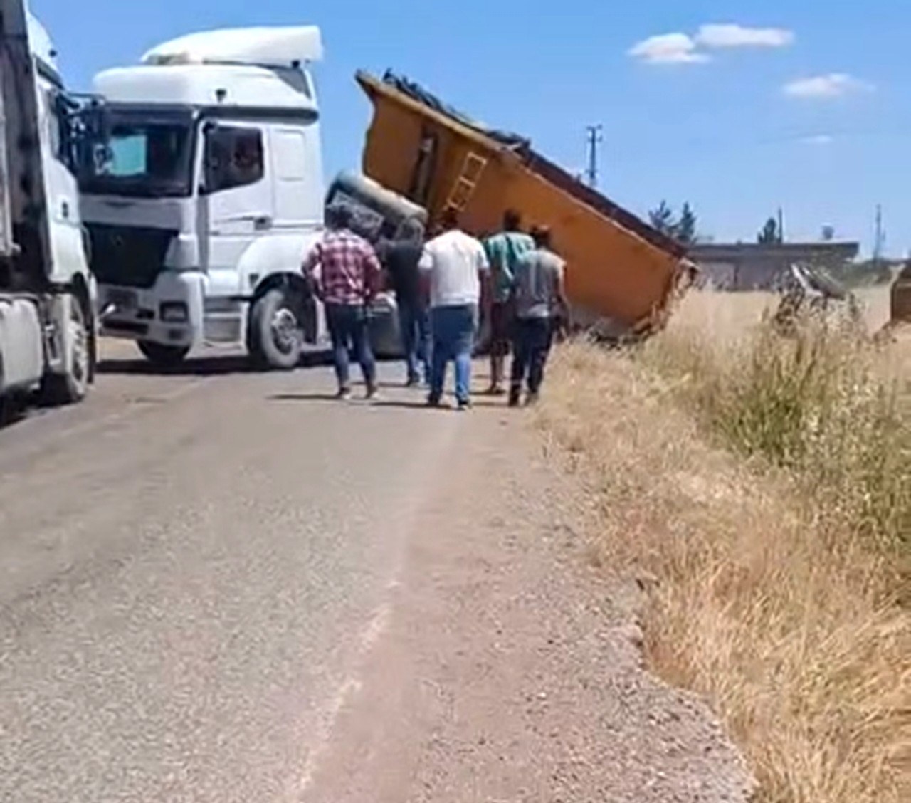 Besni'de Tır Kontrolden Çıkarak Araziye Devrildi