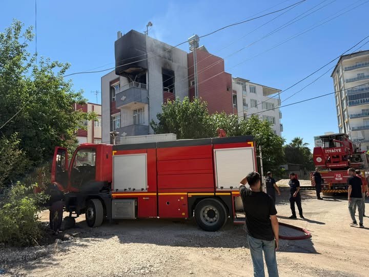 Adıyaman'da Binanın 3. Katında Yangın Çıktı: Bir Kişi Hastaneye Kaldırıldı