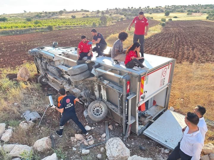 Mardin'de Kızılay Aracı Devrildi 1'i Doktor Olmak Üzere 4 Kişi Yaralandı