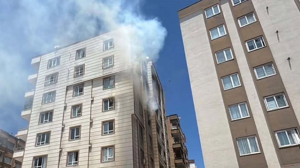 Şanlıurfa'da Apartman Dairesinin 3. Katında Çıkan Yangın Korku Dolu Anlara Neden Oldu