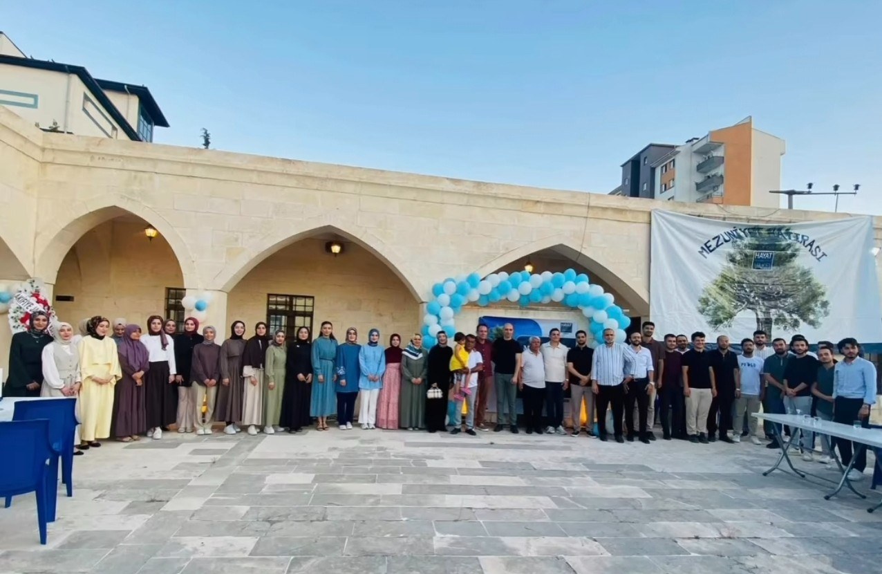 Adıyaman'da Hayat Sağlık Vakfı Mezunlarını Uğurladı