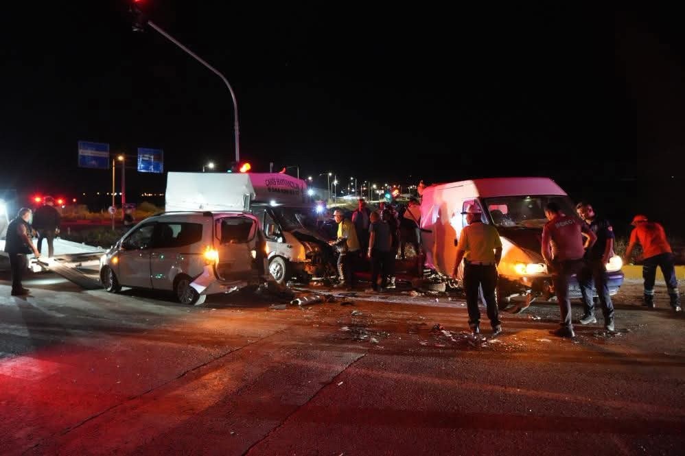 Niğde Gümüşler Kavşağı'nda Zincirleme Trafik Kazası: 10 Yaralı