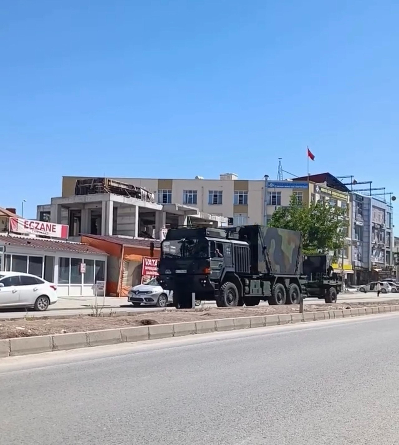 Gölbaşı'ndan Askeri Konvoy Geçişi Vatandaşların Dikkatini Çekti