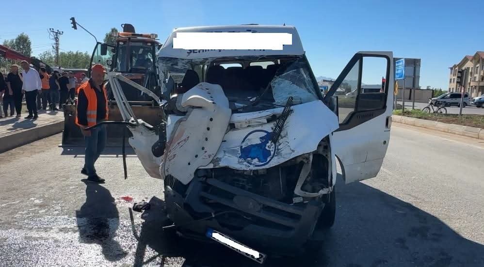 Yüksekova'da Trafik Kazası: 2 Ölü, 3 Yaralı