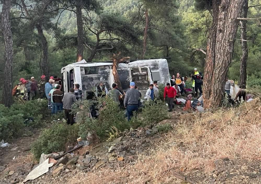 İzmir'de Tarım İşçilerini Taşıyan Minibüs Devrildi