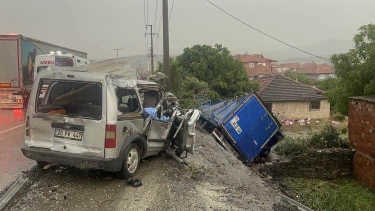 Manisa'da Zincirleme Kaza: 2 Ölü, 4 Yaralı