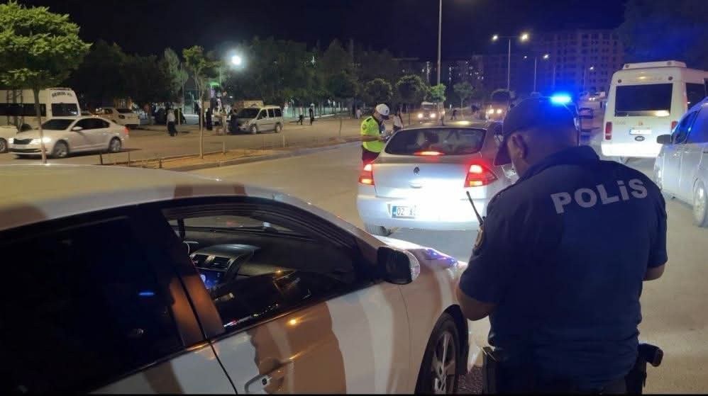 Besni'de Asayiş Uygulamasında 2 Araç Trafikten Men Edildi