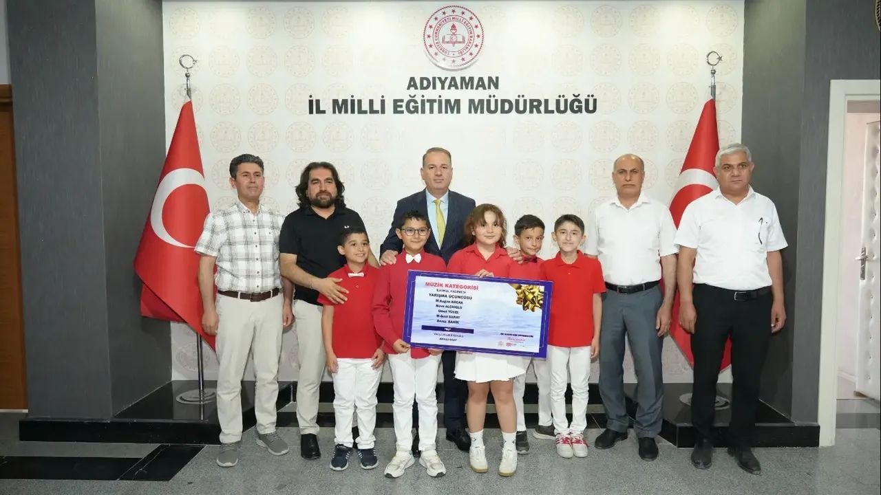 Türkiye Üçüncüsü Olan Öğrencileriz İl Milli Eğitim Müdürü Ali Tosun'u Makamında Ziyaret Etti