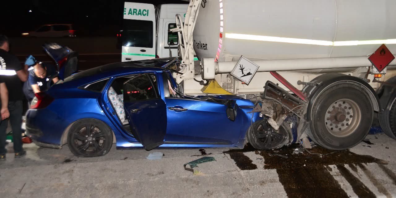 Adana'da Tankere Çarpan Otomobilde Bulunan Baba Hayatını Kaybetti 2 Çocuğu Yaralandı