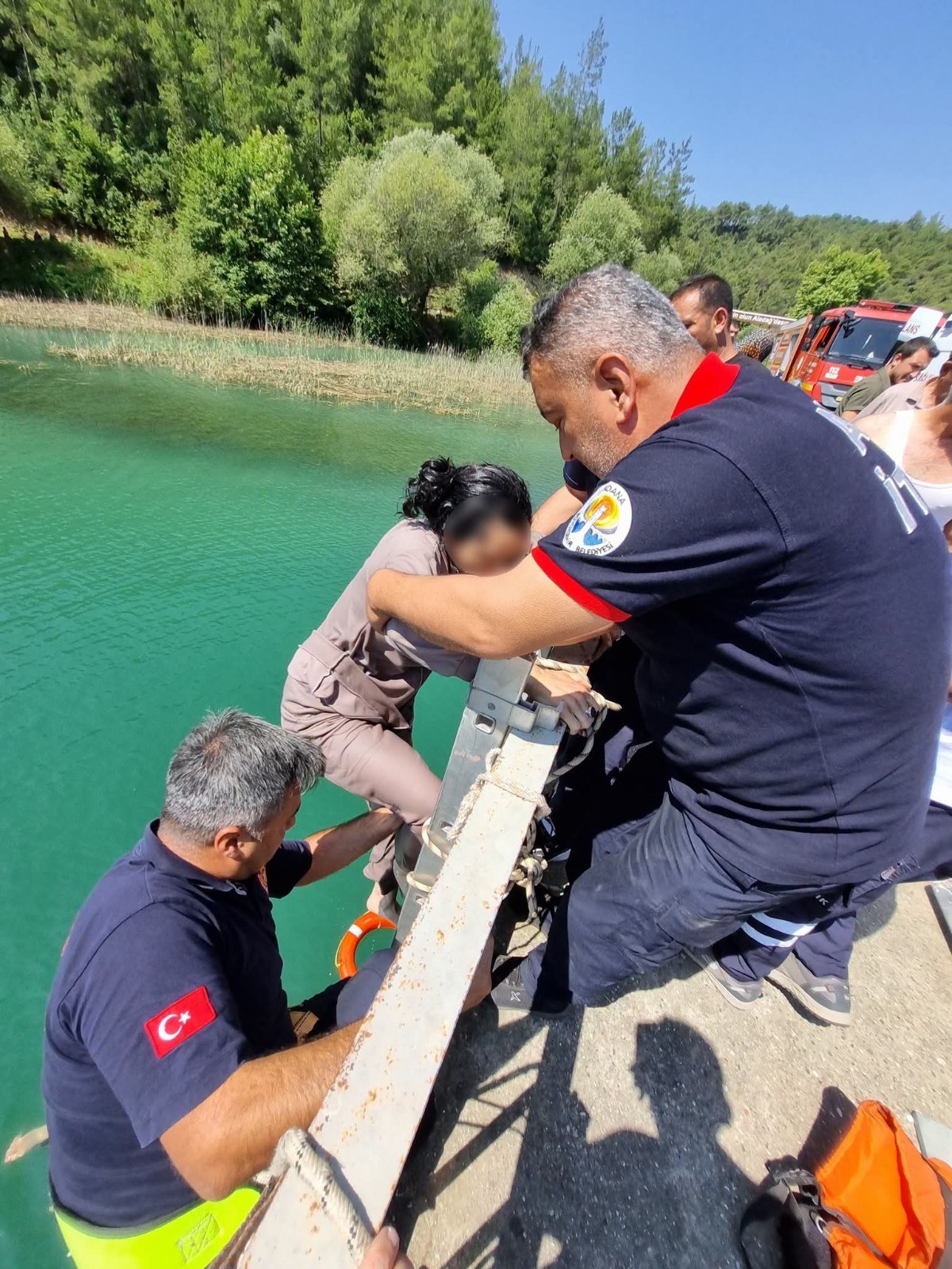 Adana'da Köprüden Düşen Kadını İtfaiye Ekipleri Kurtardı